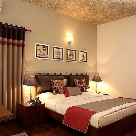 Отель Ahuja Residency Golf Links Нью-Дели Экстерьер фото