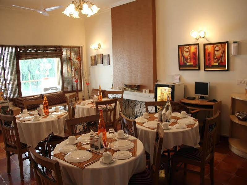 Отель Ahuja Residency Golf Links Нью-Дели Экстерьер фото